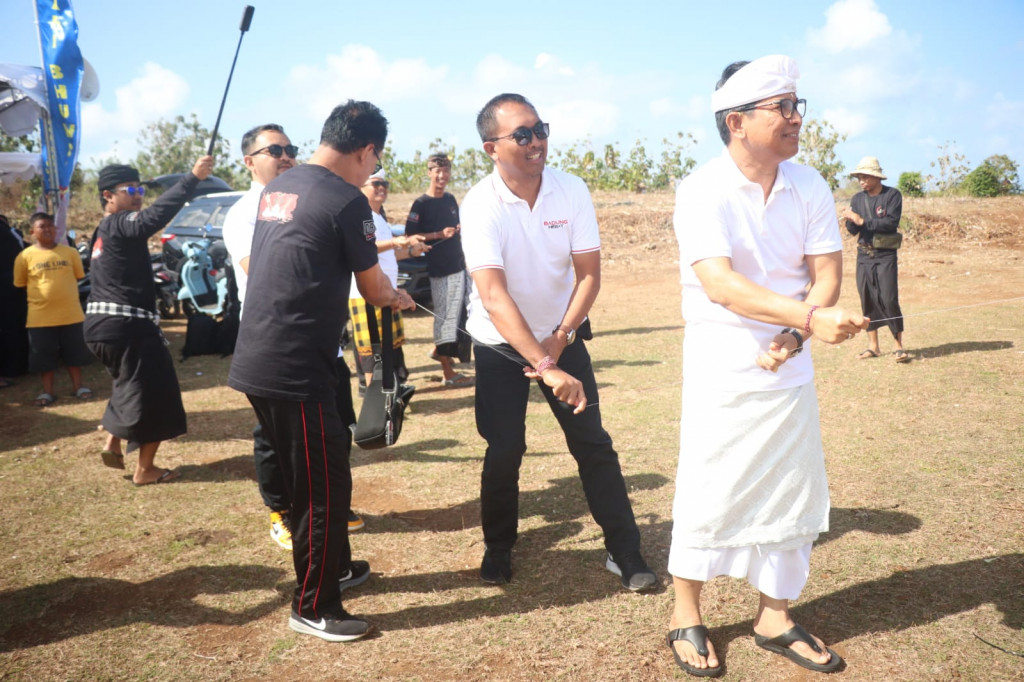 Sekda Adi Arnawa buka Lomba Layang STBD Kite Festival III